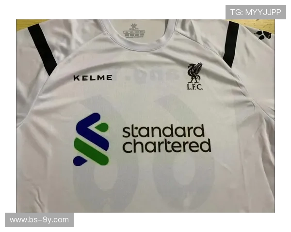 围绕白色球衣训练服展现足球运动激情与团队协作精神主题解析魅力